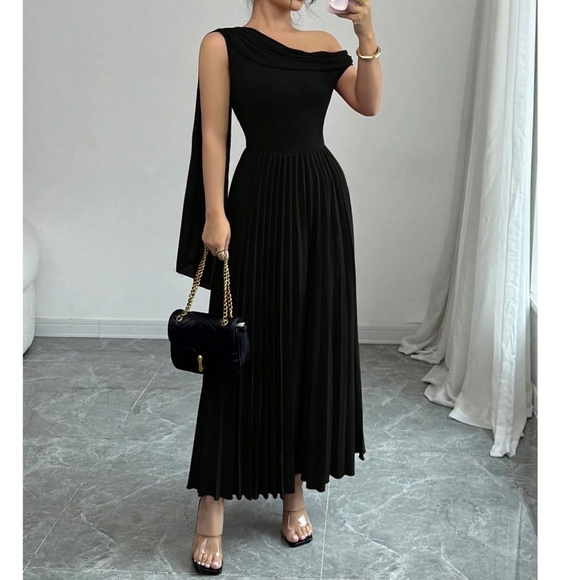Luxe Black One Shoulder Draped Detail Pleated Evening Formal Gown Dress - Picture 5 of 8